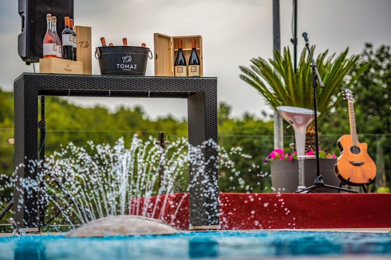 - Hotel&restaurant